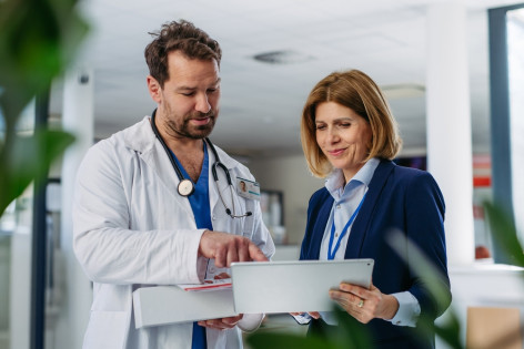 Angestellte eines Krankenhauses erproben Telemedizin