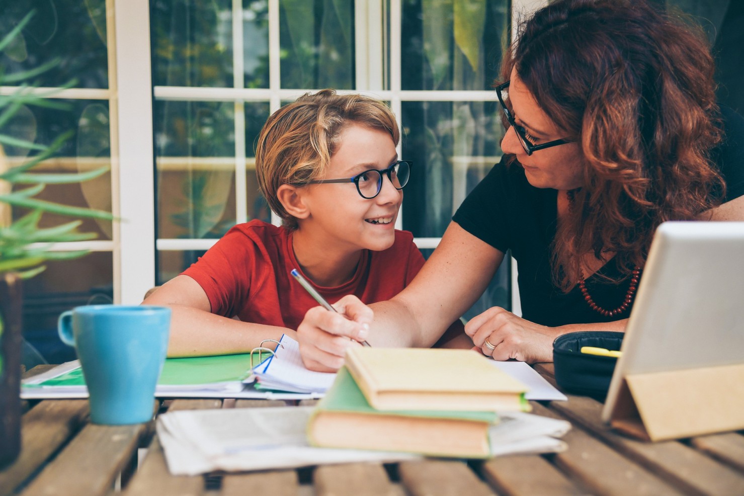 Kind lernt gemeinsam mit Mutter für Schule