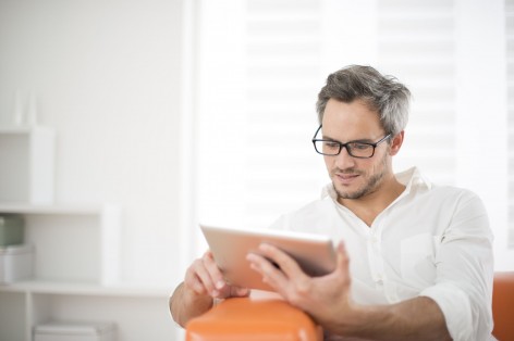 Mann mit einem Tablet