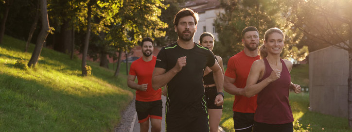 Ein Trainer weist die Teilnehmer der AOK-Laufschule ein