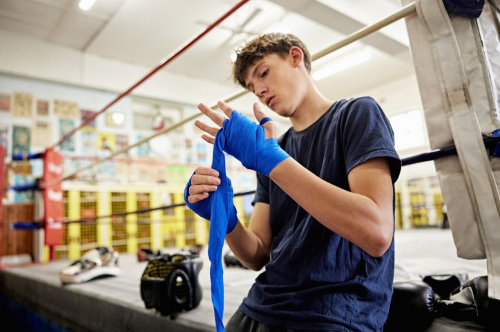 Ein junger Mann bereitet sich auf einen Boxkampf vor