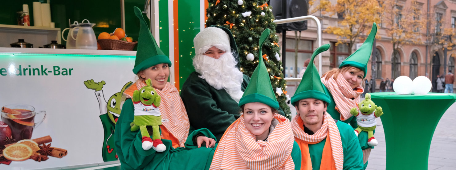 Eine Familie besucht die AOK-Weihnachtstour 2024