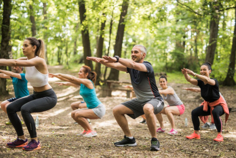 Ein Sportgruppe führt funktionelles Krafttraining mit der AOK Sportstunde in Sachsen-Anhalt aus.
