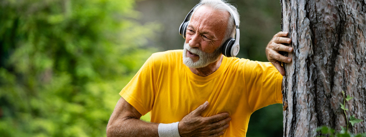 Eine Senior verspürt Schmerzen aufgrund von Herzinsuffizienz