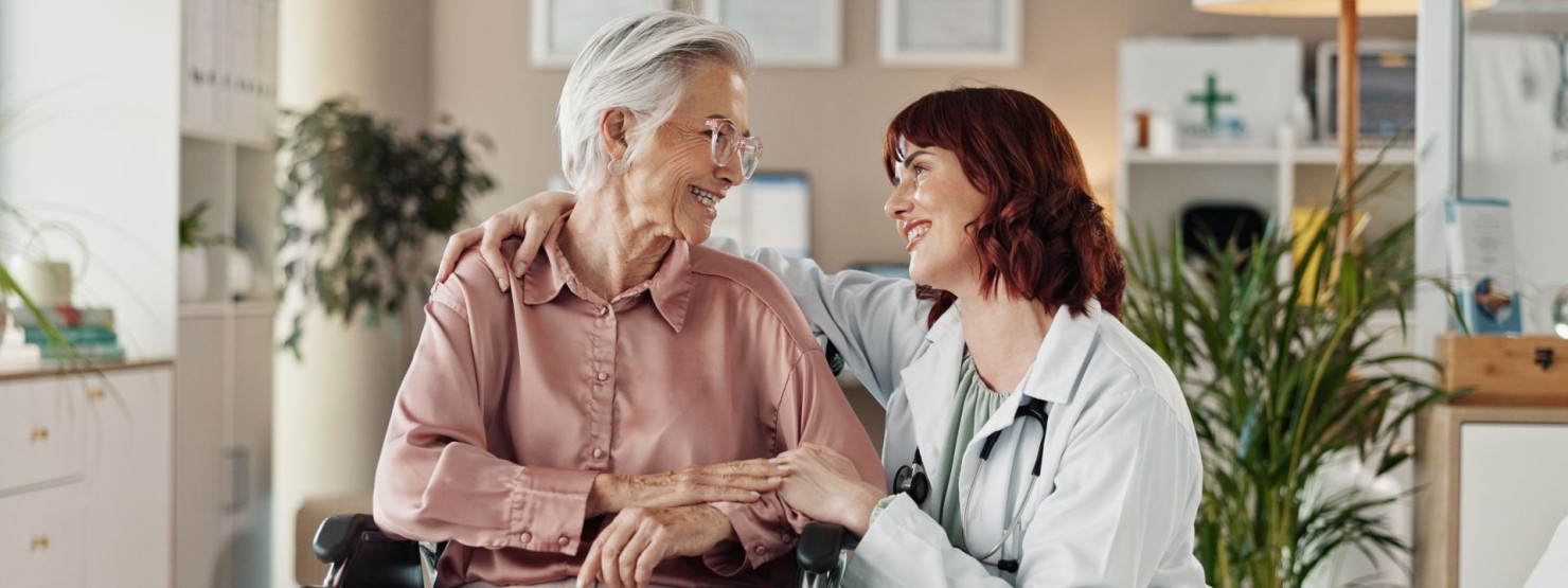 Eine Seniorin im Rollstuhl wird von einer Ärztin betreut.
