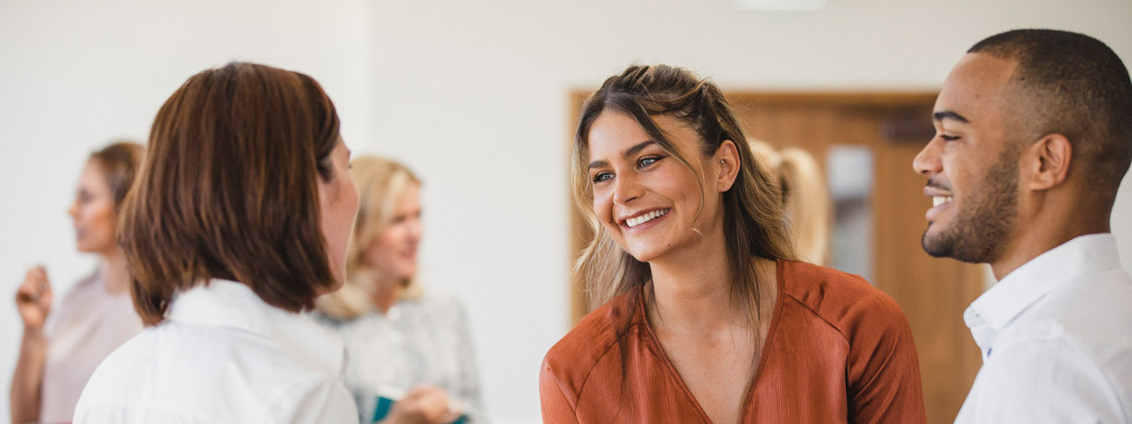 Eine Pflegefachfrau informiert sich auf der Messe "impuls" in Weißenfels