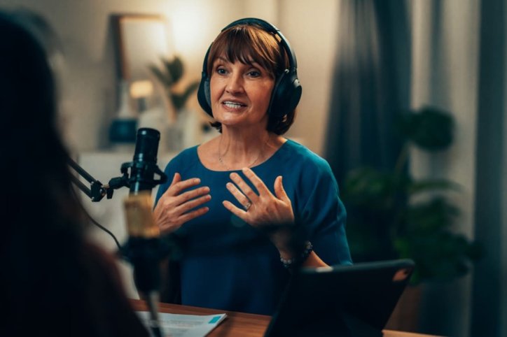 Eine Frau spricht einen Podcast ein