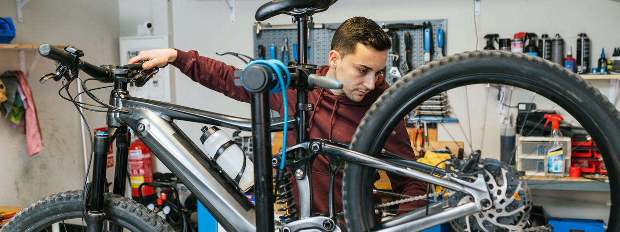 Ein Mechaniker repariert ein Fahrrad