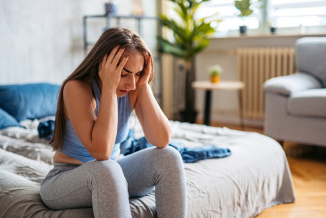 Eine junge Frau spürt Anspannung aufgrund des Tourette-Syndroms