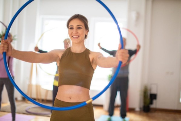 Junge Fitnesslehrerin beim Training mit Senioren. 