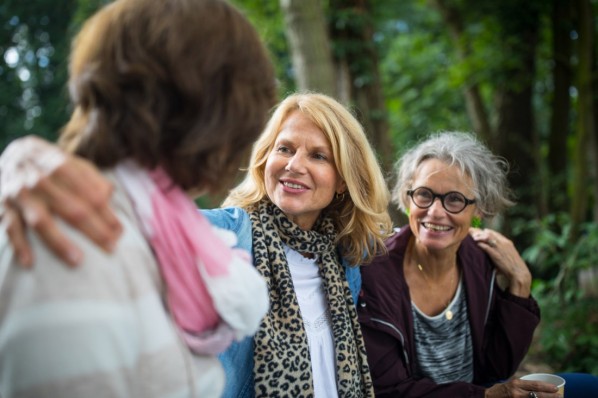 Drei Frauen treffen sich zu einer gemeinsamen Unternehmung