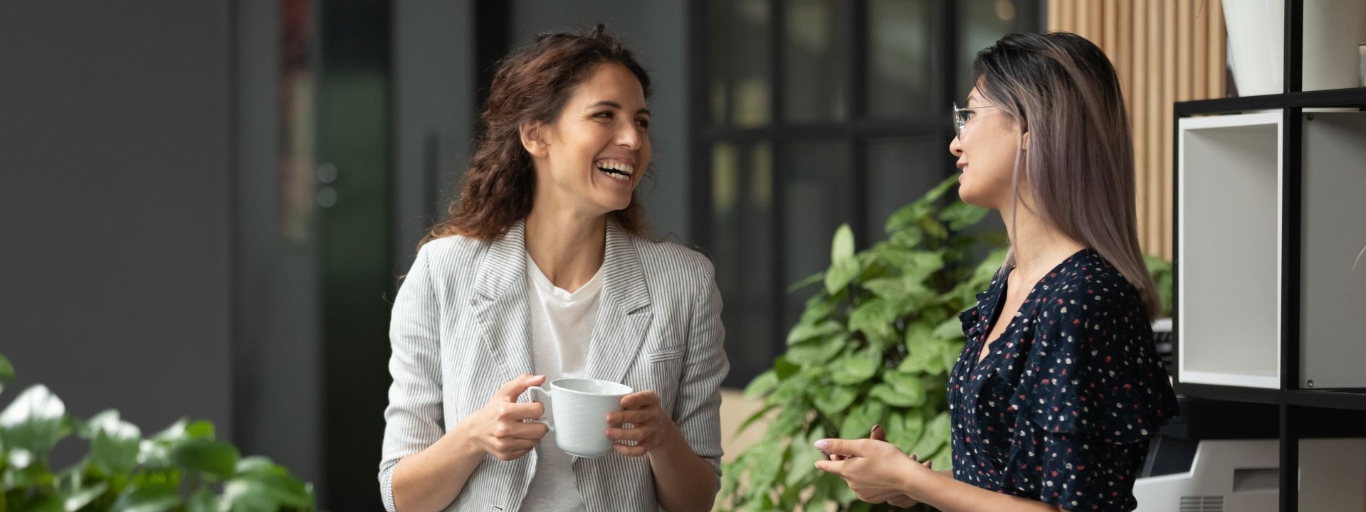 Zwei Frauen im Gespräch