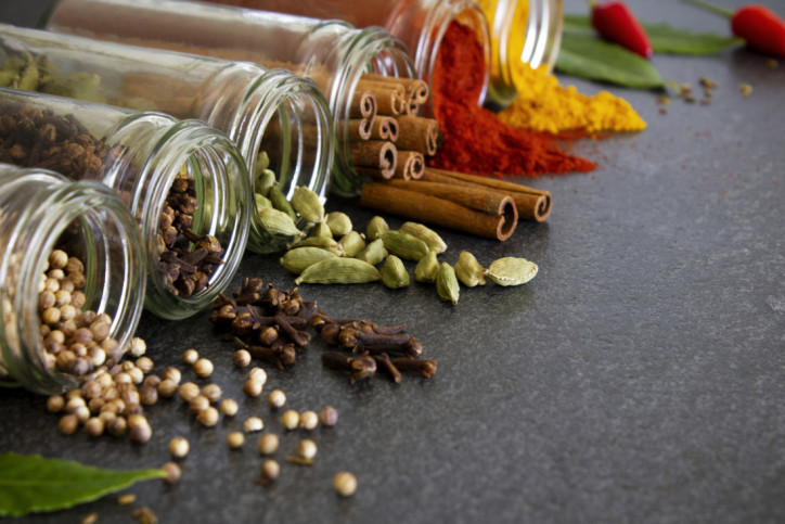 Gewürze in einem Gewürzglas