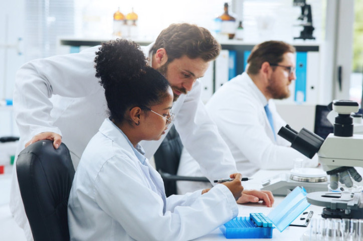 Forscher arbeiten gemeinsam an Zell- und Immuntherapie