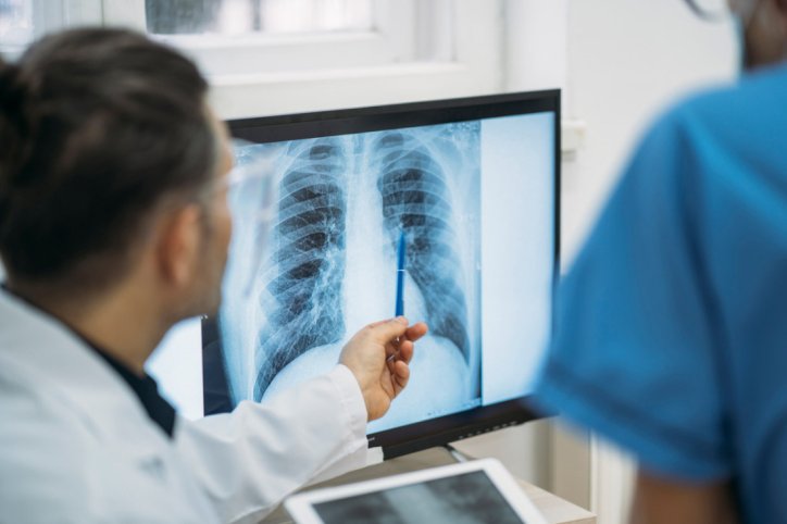 Zwei Ärzte planen eine Lungentransplantation
