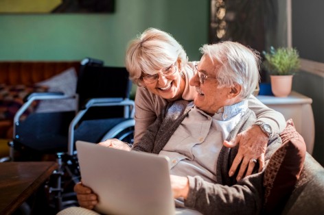 Senioren Paar auf der Couch mit einem Laptop