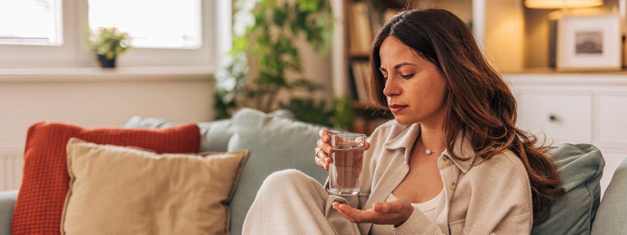 Eine Frau bemerkt eine Entzündung ihrer Lymphbahnen