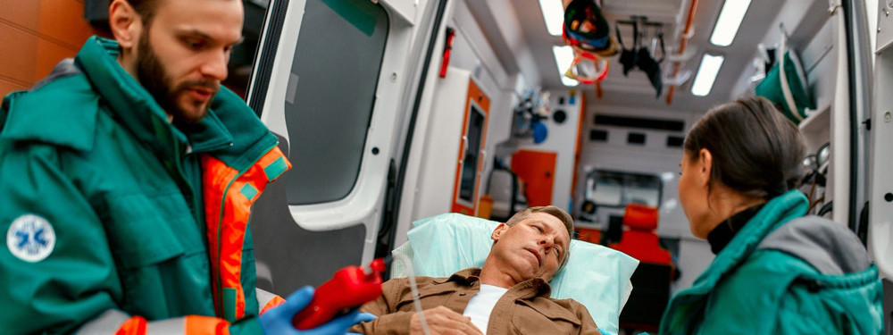 Ein Notarztteam in Sachsen-Anhalt behandelt einen Mann