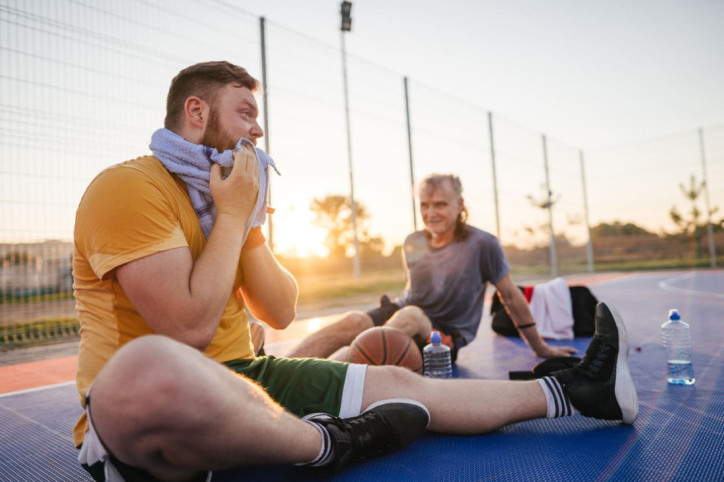 Zwei Männer betreiben Sport bei Hitze