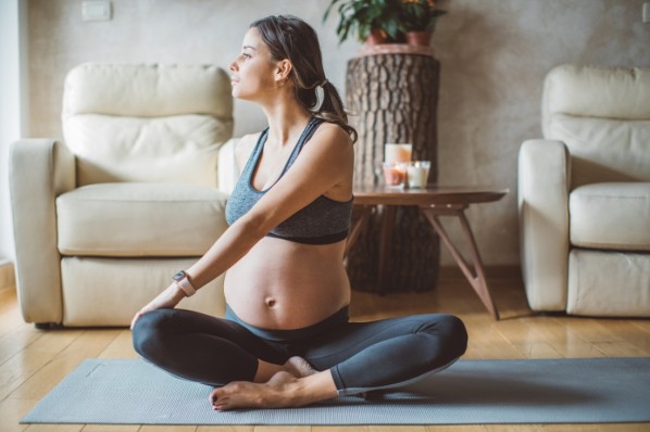 Schwangere Frau beim Yoga.