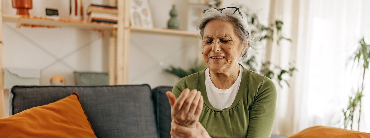 Eine Seniorin leidet unter dem Karpaltunnelsyndrom