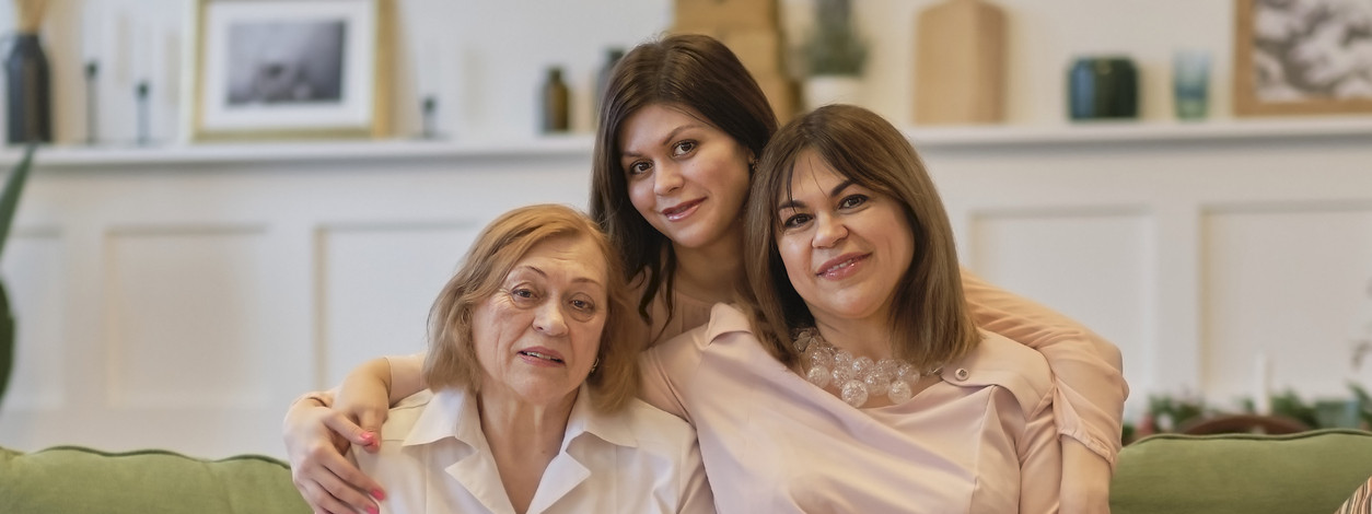 3 Generationen Oma, Mutter und Tochter auf einer Parkbank
