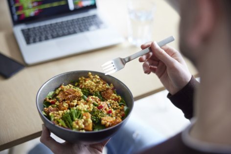 Ein Salat auf einem Schreibtisch