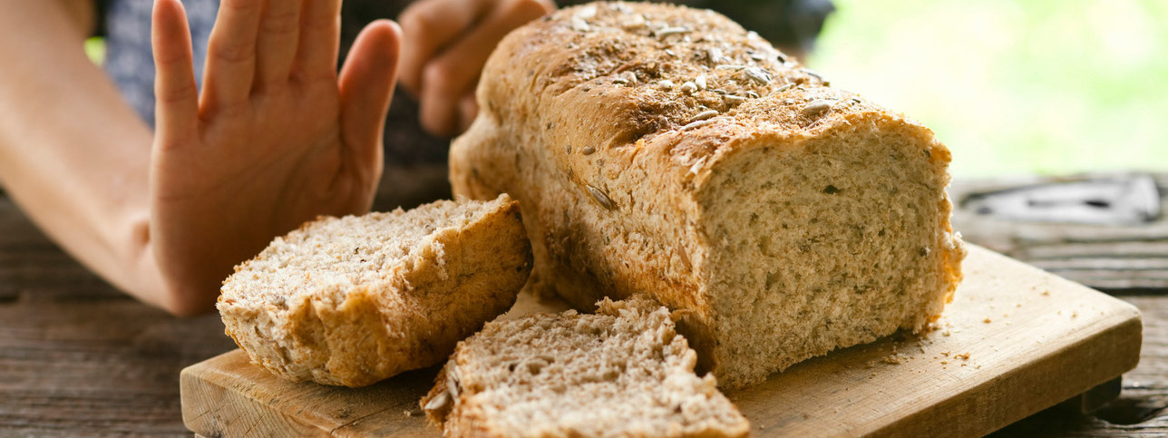 Eine Frau lehnt ein Brot aufgrund von Glutenintoleranz ab