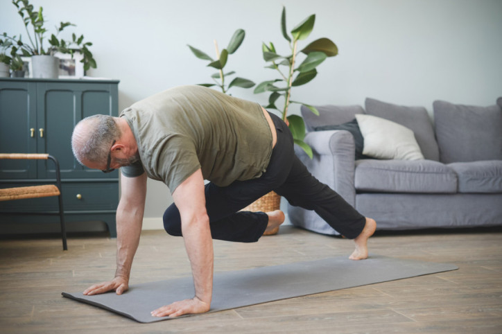 Ein Senior hält sich mit Core-Training aktiv