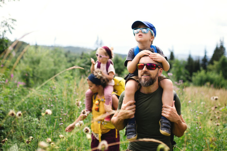 Eine Familie beugt einem Vitaminmangel mit Outdoor-Aktivitäten vor