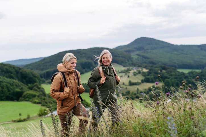 Zwei Frau wandern durch ein Zeckenrisikogebiet