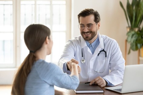 Neuer Hausarzt in Wittenberg begrüßt Patientin