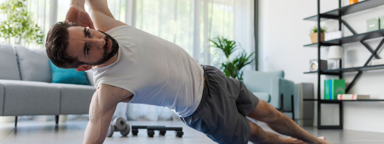 Ein Mann betreibt Core-Training ohne Geräte