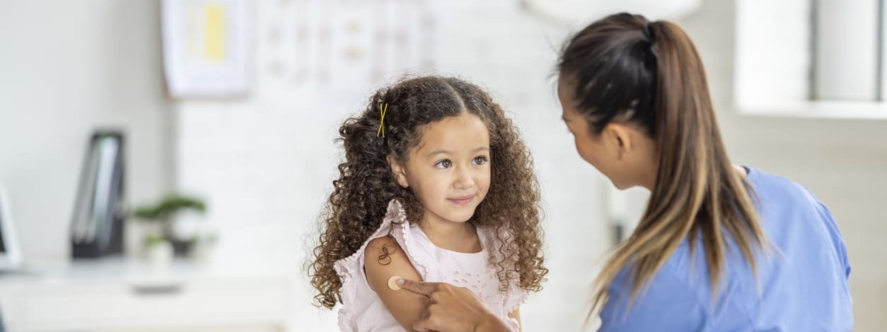 Neue Kinderärztin in Magdeburg behandelt ein kleines Mädchen