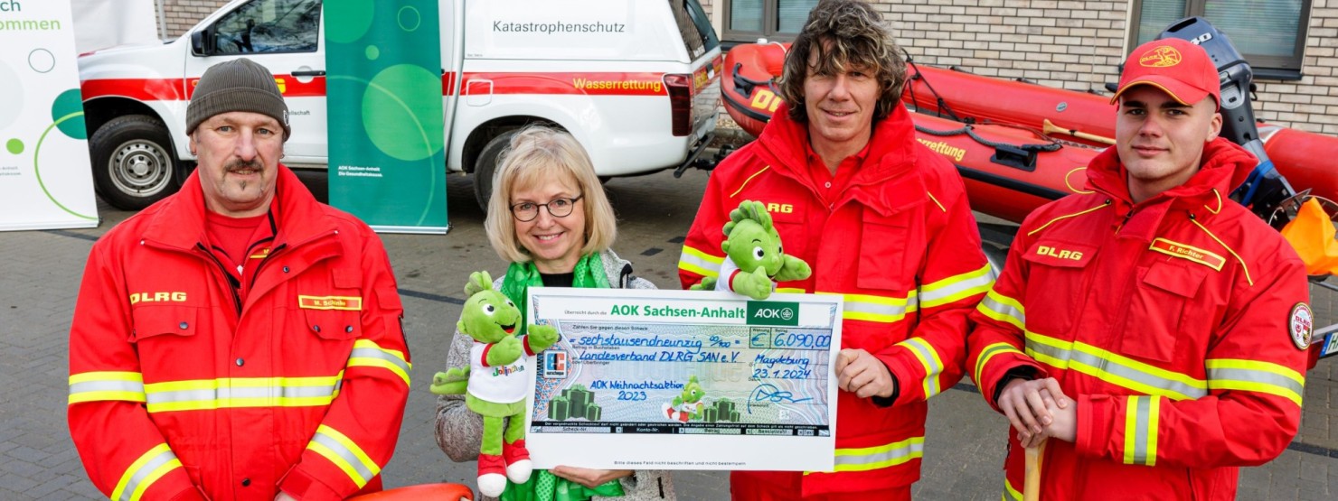 AOK Sachsen-Anhalt übergibt Spende an DLRG.