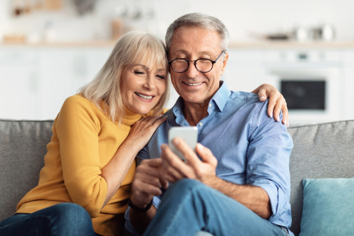 Ein ältere Paar freut sich über hohe Organspendebereitschaft in Sachsen-Anhalt