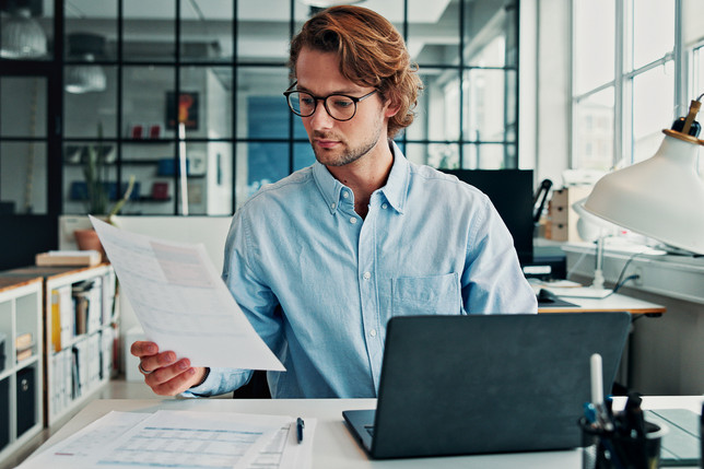 Ein Arbeitgeber prüft Unterlagen.