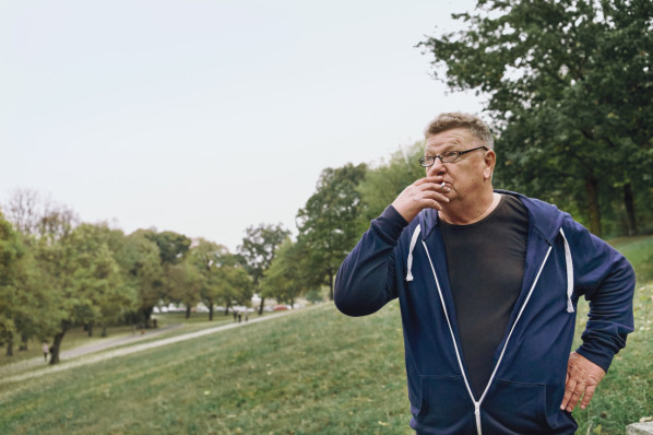 Ein Raucher, der sich an der Aktion der AOK beteiligt.