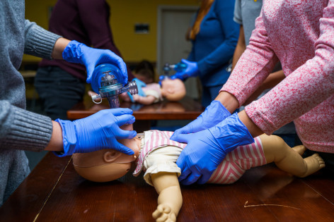 Personl des Städtischen Klinikums Dessau zeigen im Reanimationskurs wie Eltern den plötzlichen Kindstod abwenden können.
