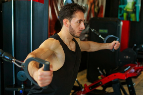 Ein Mann trainiert seinen Brustmuskel mit Hilfe der Mind-Muscle-Connection.