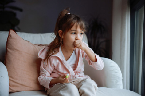 Ein kleines Mädchen leidet unter Pseudokrupp