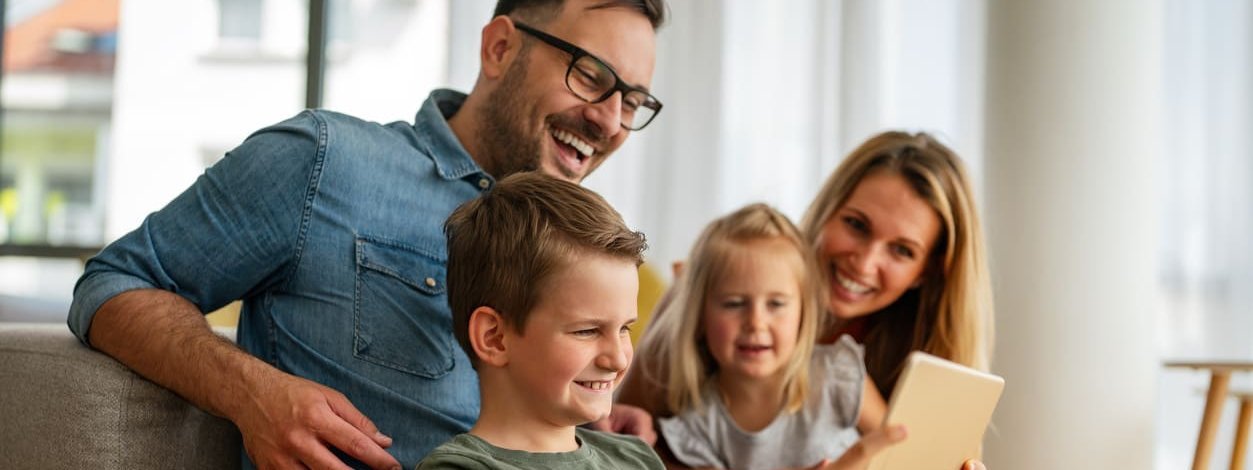 Eine Familie freut sich über den stabilen Beitragssatz