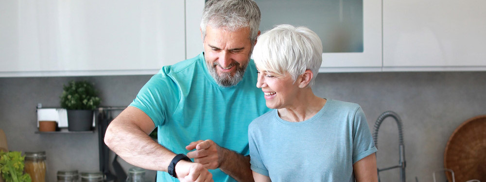 Ein ältere Paar betreibt digitale Herzinfarkt-Prävention