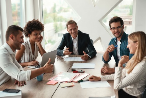 Mehrere Menschen in einem Workshop