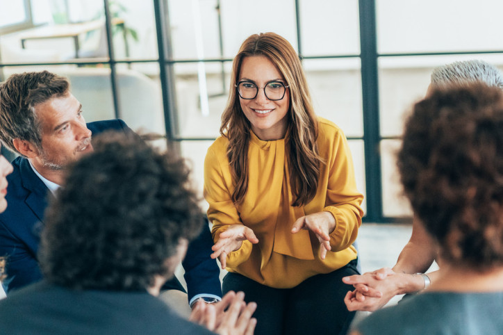 Eine weibliche Führungskraft motiviert ihr Team.