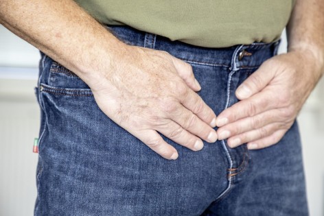 Ein Leistenbruch ist meist harmlos, sollte aber beobachtet werden. In seltenen Fällen kann der Leistenbruch auch zum Notfall werden