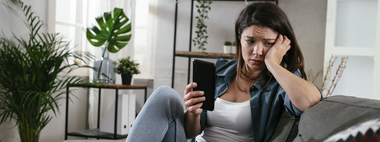 Eine Frau leidet unter Hypochondrie und sucht nach Krankheitssymptomen im Internet