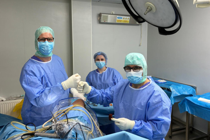 Ein Ärzteteam operiert ein Knie.