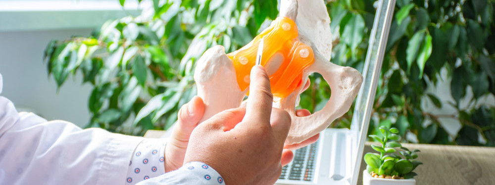 Ein Arzt hält ein für das Recycling vorgesehenes Explantant in den Händen
