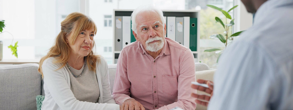 Ein ältere Ehepaar lässt sich von einem Experten der SAKG beraten